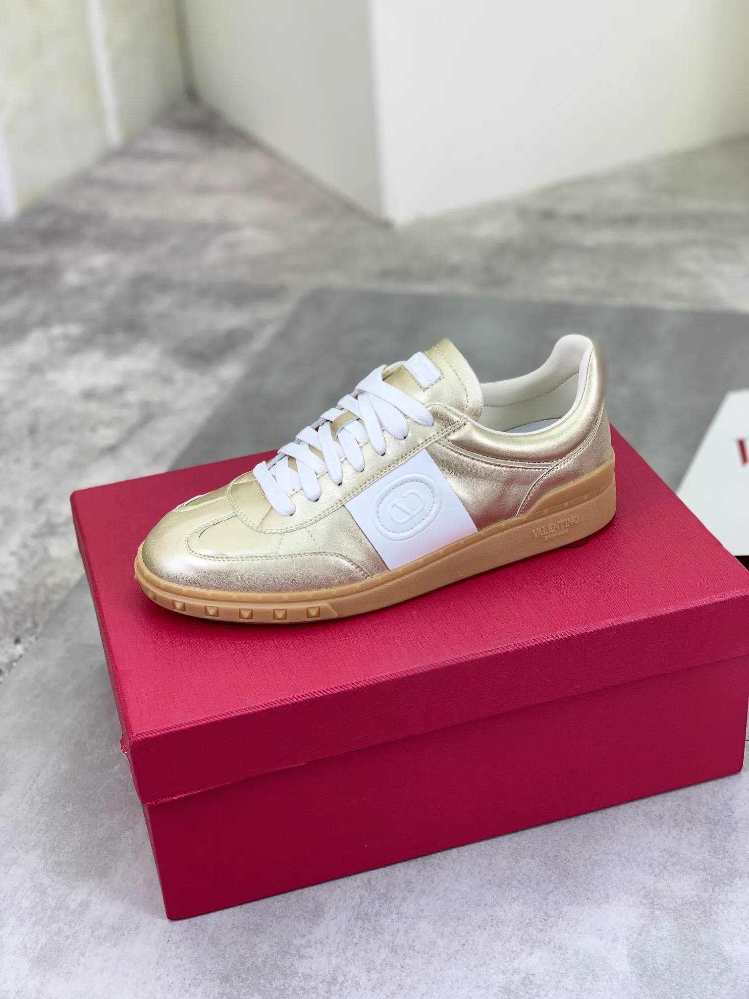 Men's Men's Shoes P520 New Couple Style Valentino Valentino 2025/UPVILLAGE Couple Casual Sports Shoes Moral Training Shoes 🆚Professional high-end, perfect replica, first-class quality, all made of original 1:1 materials, exclusive mold opening! 🎁Full set of high-end packaging at the counter ✔️Fabric: high mercerized cowhide ✔️Outsole: TPU material outsole ✔️Size: female 35-40 male 39-45 (female 41 male 38.46) 🆚All details are customized at 1:1 mold, striving for perfection!